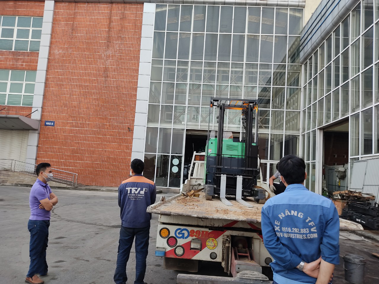 Hình ảnh xe chuẩn bị được giao xe nâng cho thuê