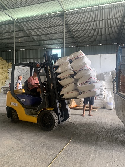 Giao xe nâng động cơ dầu Komatsu cho Tiến Vinh