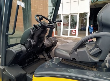 Khoang vận hành Xe nâng điện Komatsu FB25-12