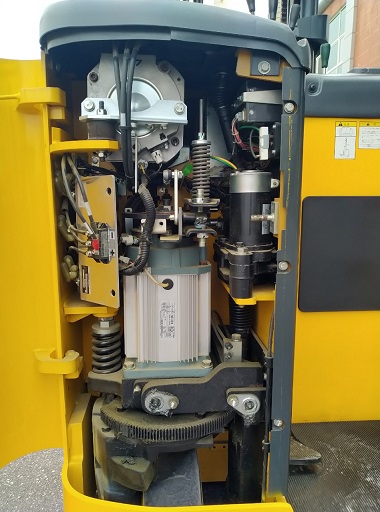 khoang động cơ xe nâng reach truck Komatsu FB13RS-15