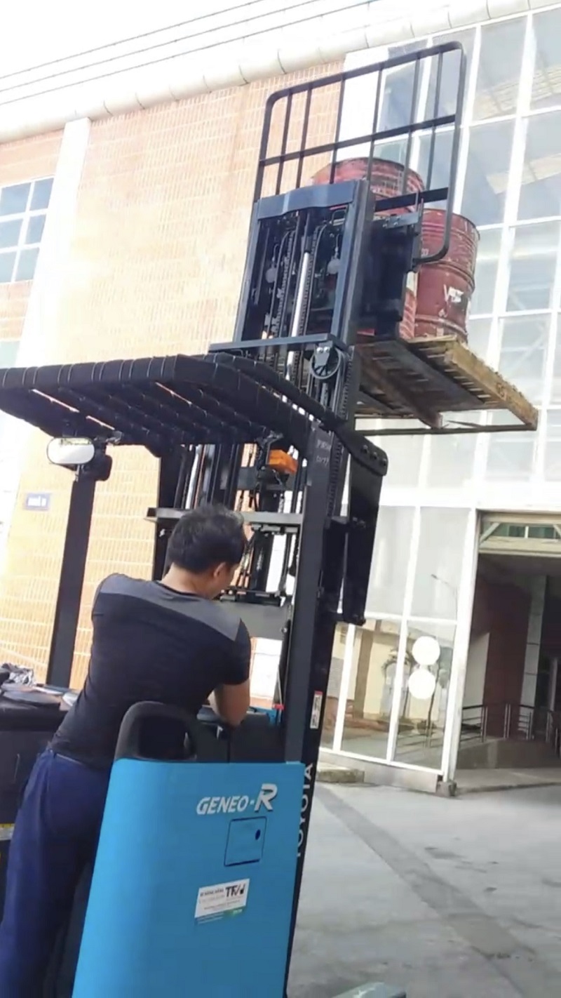Thử tải xe nâng điện Reach truck