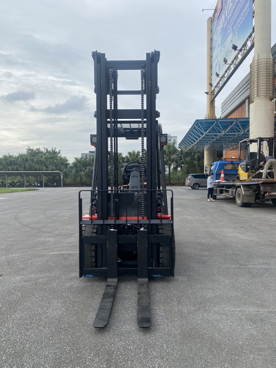 Xe nâng động cơ điện hiệu EP Interlift EFL353 mới 100%, sx 2024