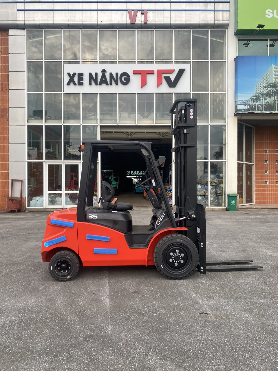 Xe nâng động cơ điện hiệu EP Interlift EFL353 mới 100%, sx 2024