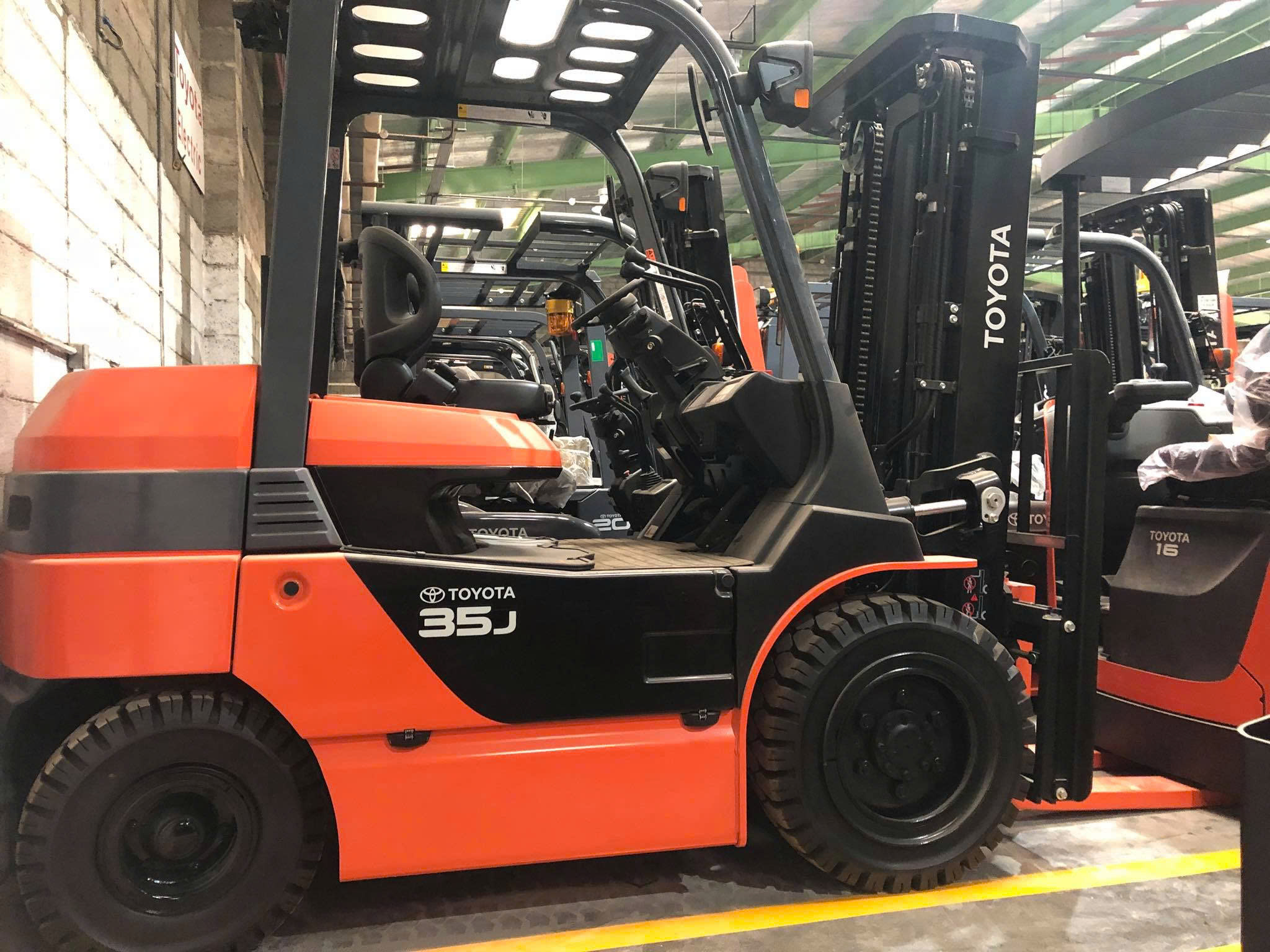 Xe nâng điện ngồi lái 3.5 tấn Toyota 8FBJ35