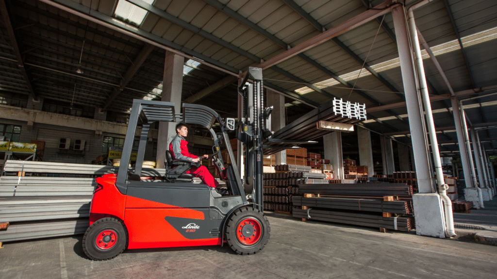 Xe nâng điện dòng Linde E40-E50 làm việc trong nhà xưởng