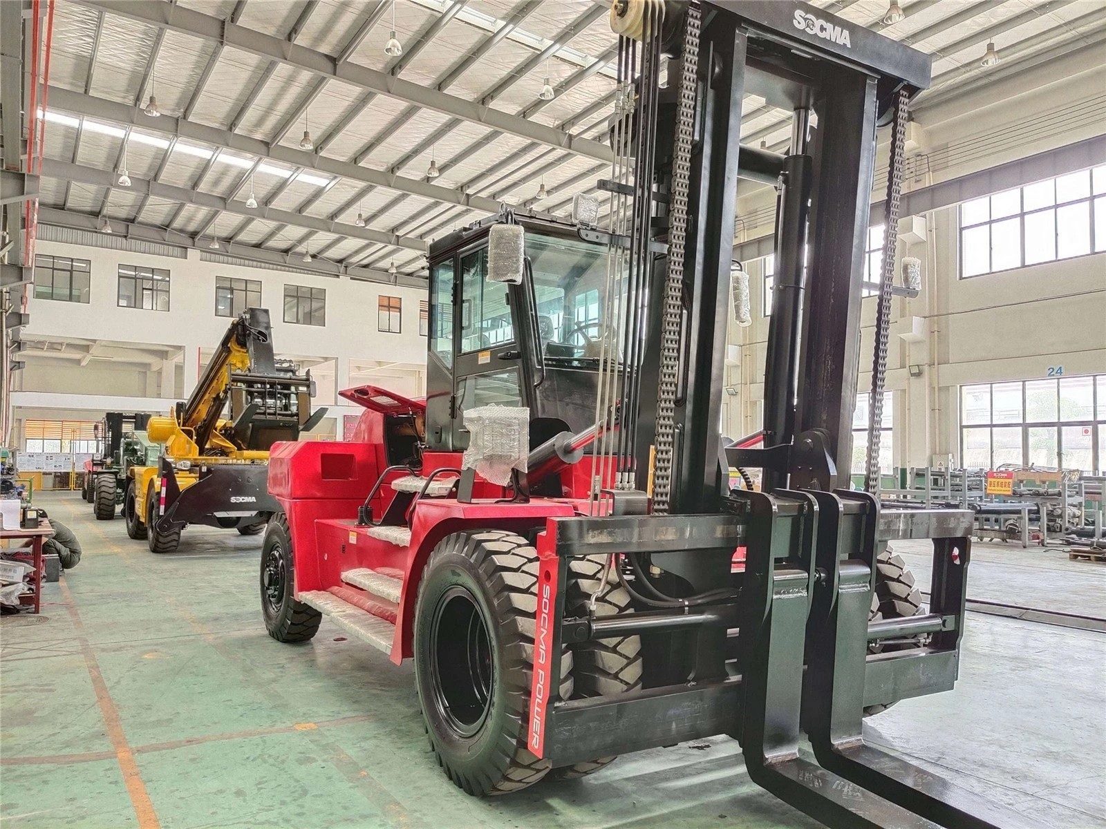SOCMA xe nâng dầu 16 tấn tại xưởng sản xuất