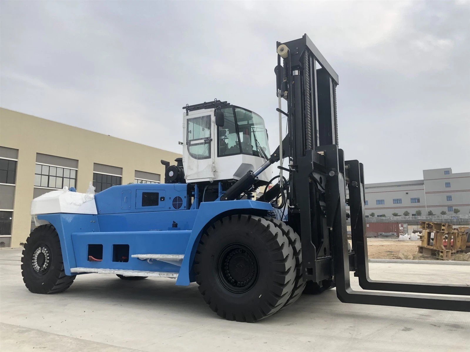 SOCMA HNF500 xe nâng dầu 50 tấn ngoài trời