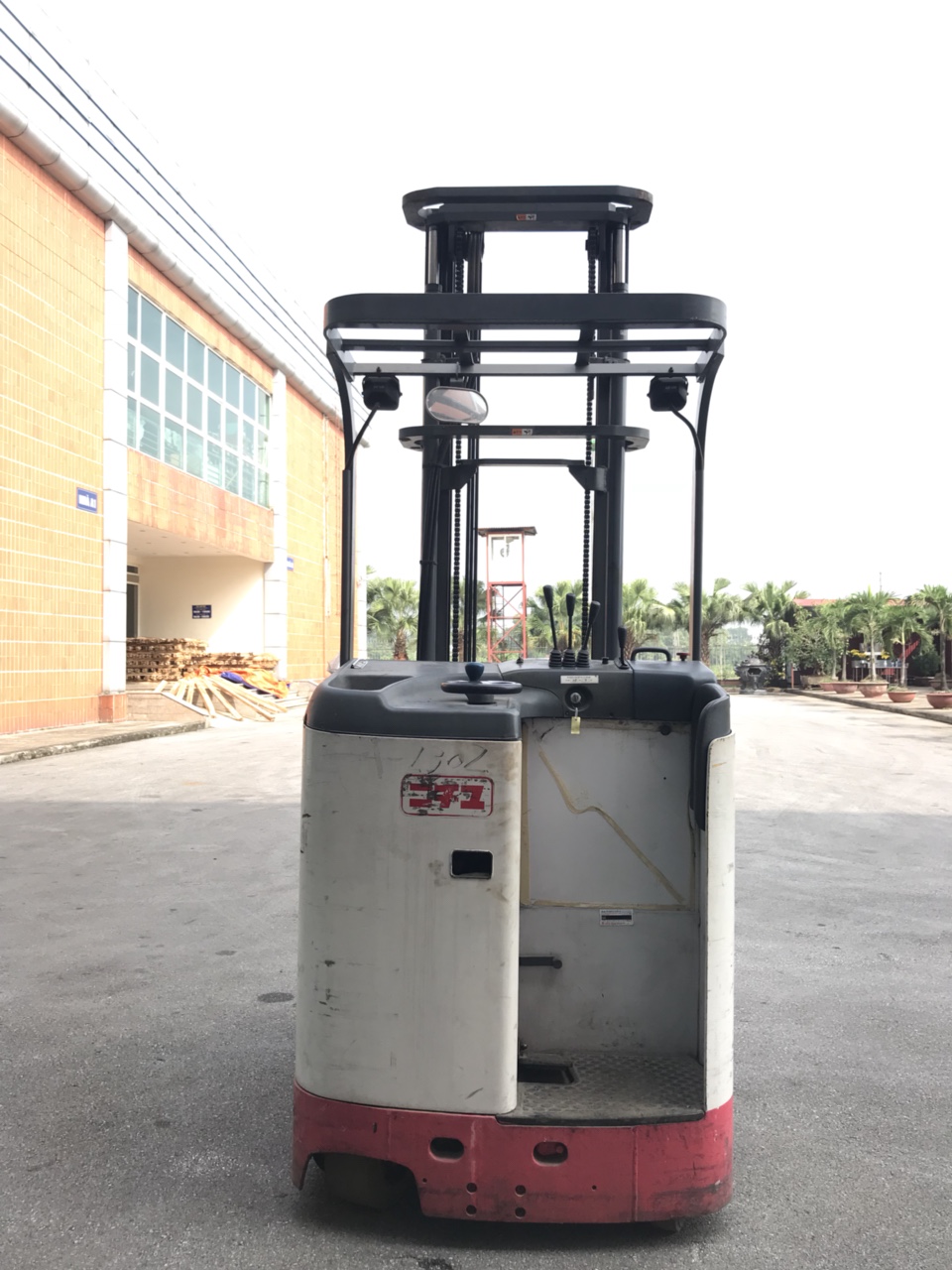 Xe nâng reach truck cũ Nichiyu FBRM15-75 1,5 tấn khung V4500 sản xuất 2007