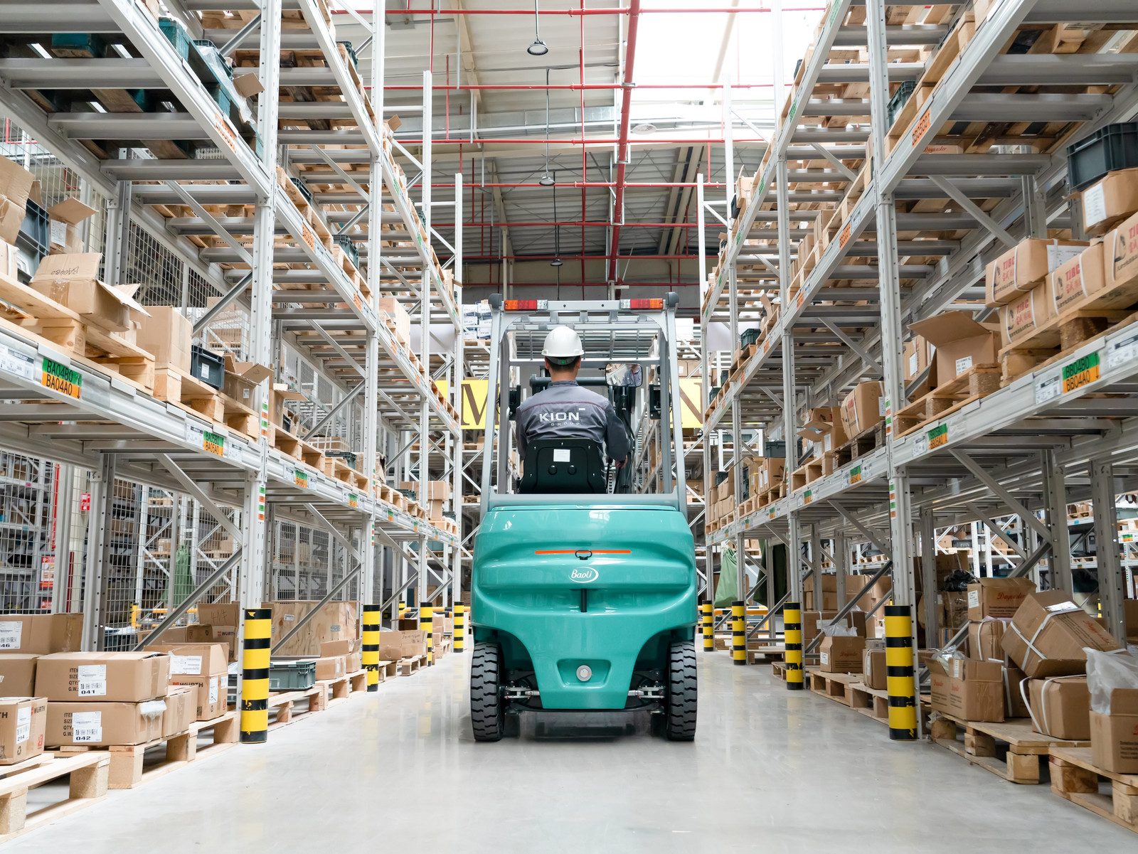Xe nâng điện Baoli KBE15-Li-01 di chuyển trong lối đi kho