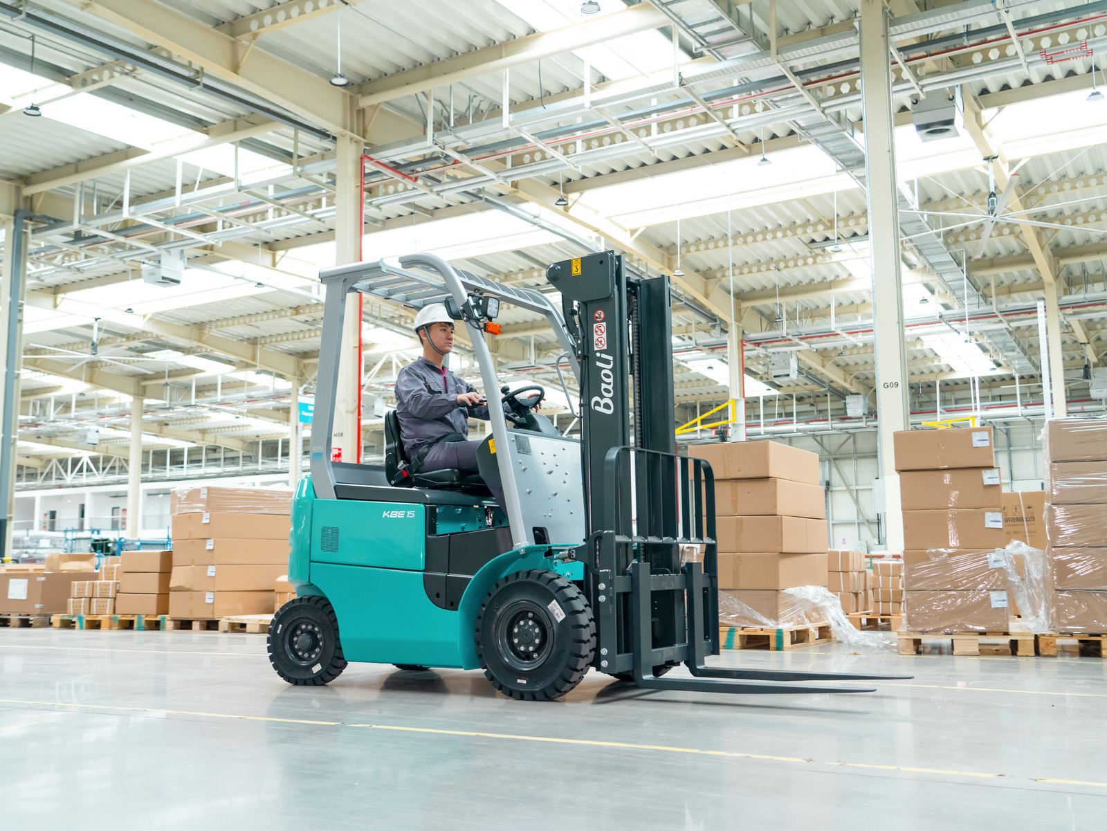 Xe nâng điện Baoli KBE15 vận hành trong nhà máy và kho hàng