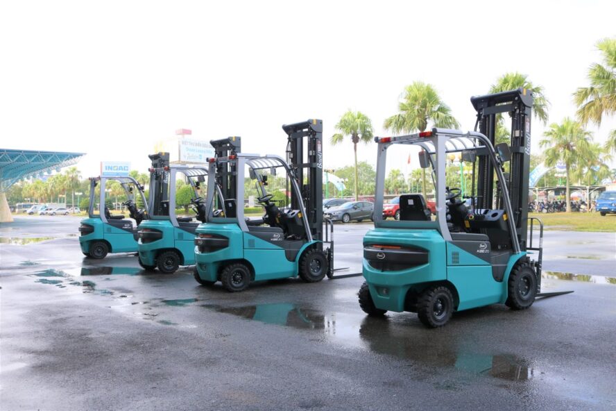 Thuê xe nâng kèm ắc quy pin lithium dự phòng