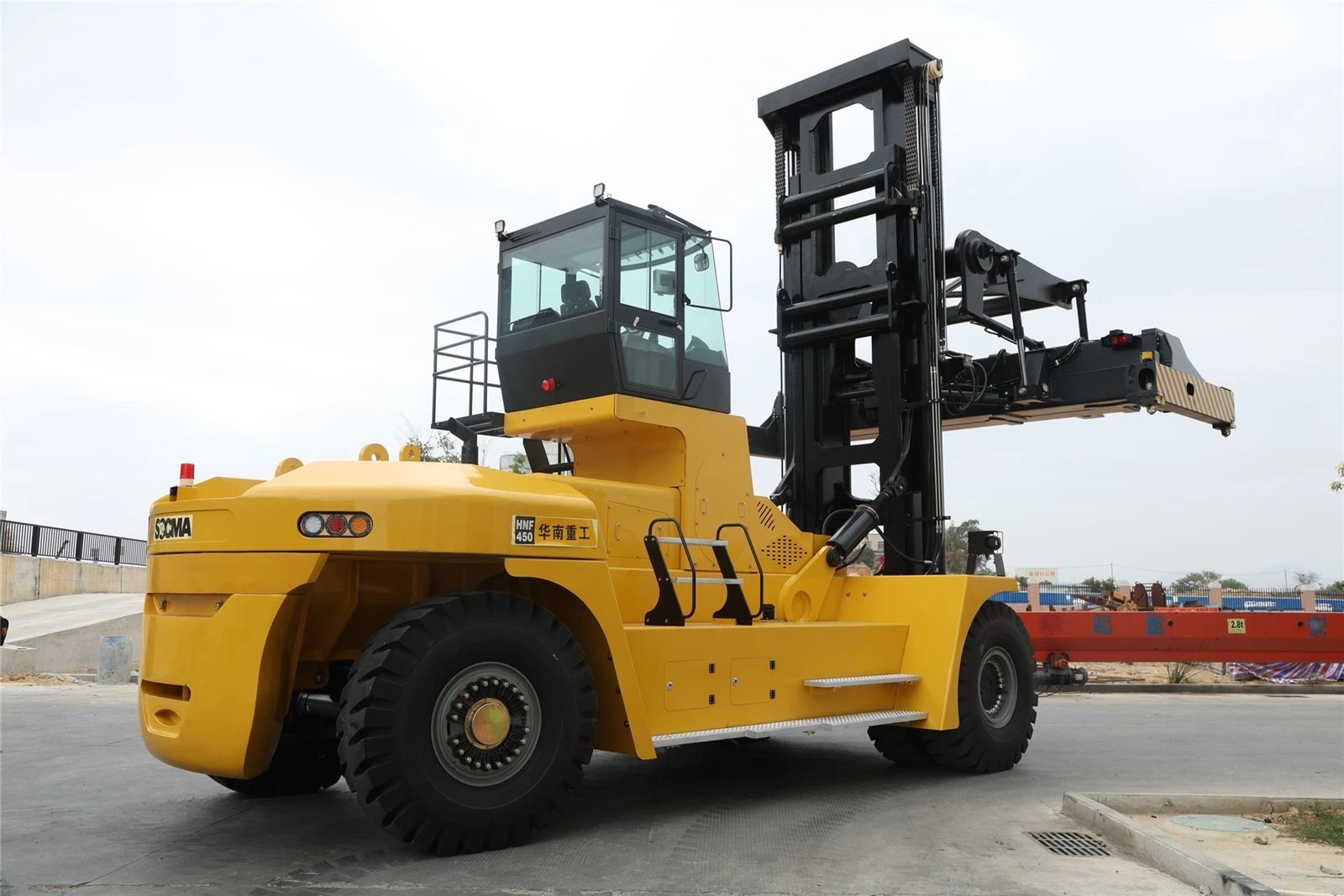 SOCMA HNF450 xe nâng dầu 45 tấn với càng nâng mở rộng
