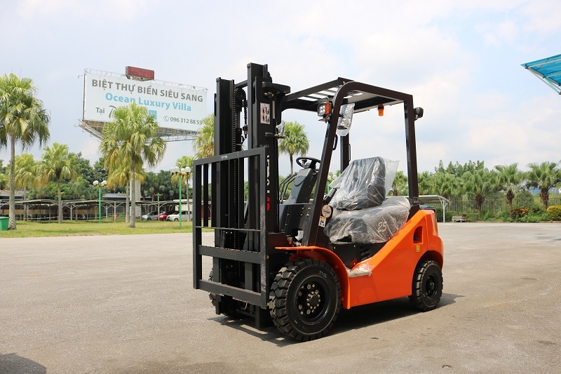 Bàn giao xe nâng cho thuê tại kho khách hàng