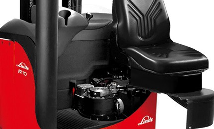 Xe nâng reach truck Linde trong kho kệ cao