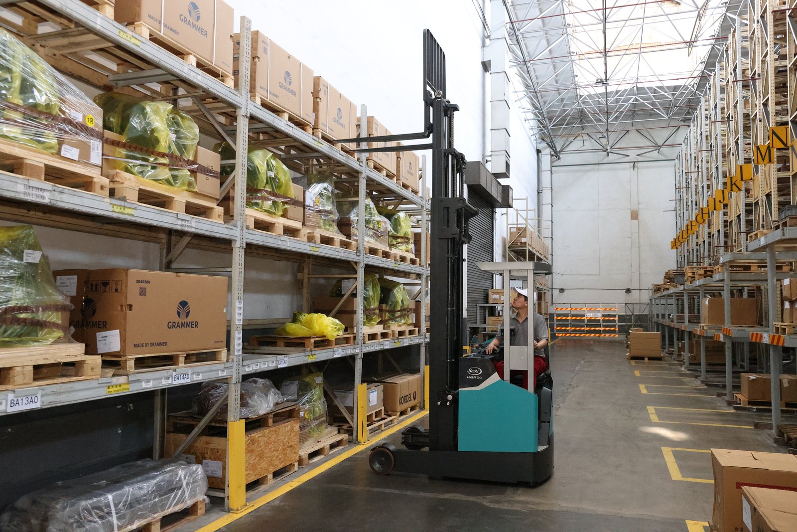 Xe nâng Reach Truck Baoli KBR16L/KBR20L 1,6–2,0 tấn – Khoang lái, màn hình màu và kết nối