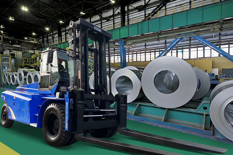 Xe nâng tải nặng SOCMA làm việc với cuộn thép trong nhà xưởng
