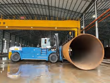 Xe nâng tải nặng SOCMA vận chuyển tải hình trụ trong nhà xưởng