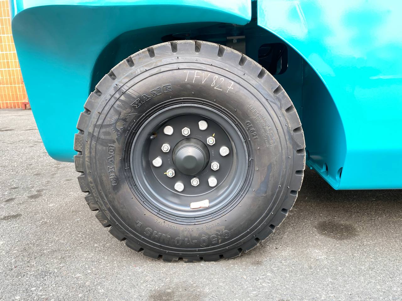 Xe nâng điện làm việc trong kho hàng