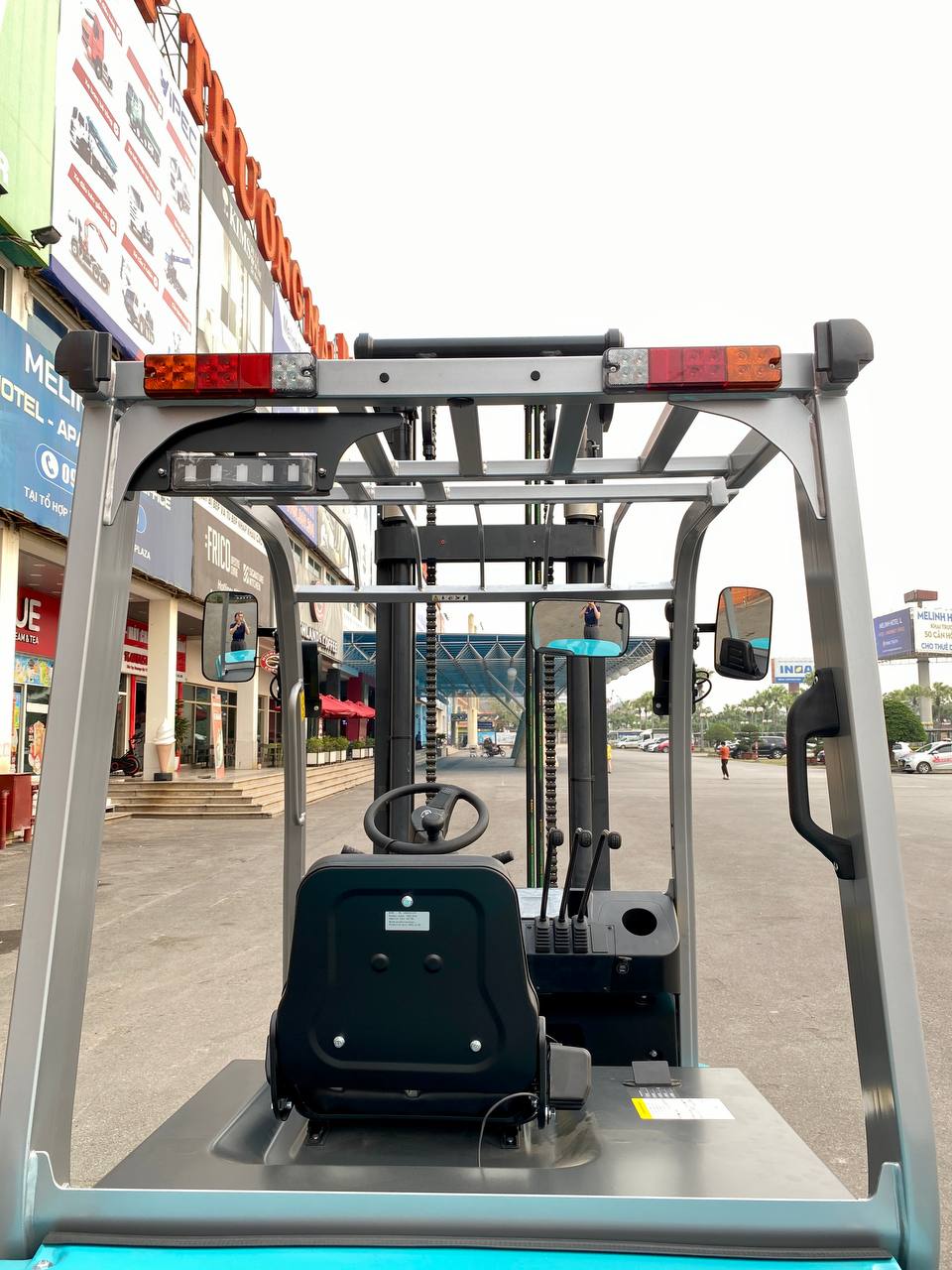 Xe nâng pin lithium làm việc liên tục nhiều ca trong kho