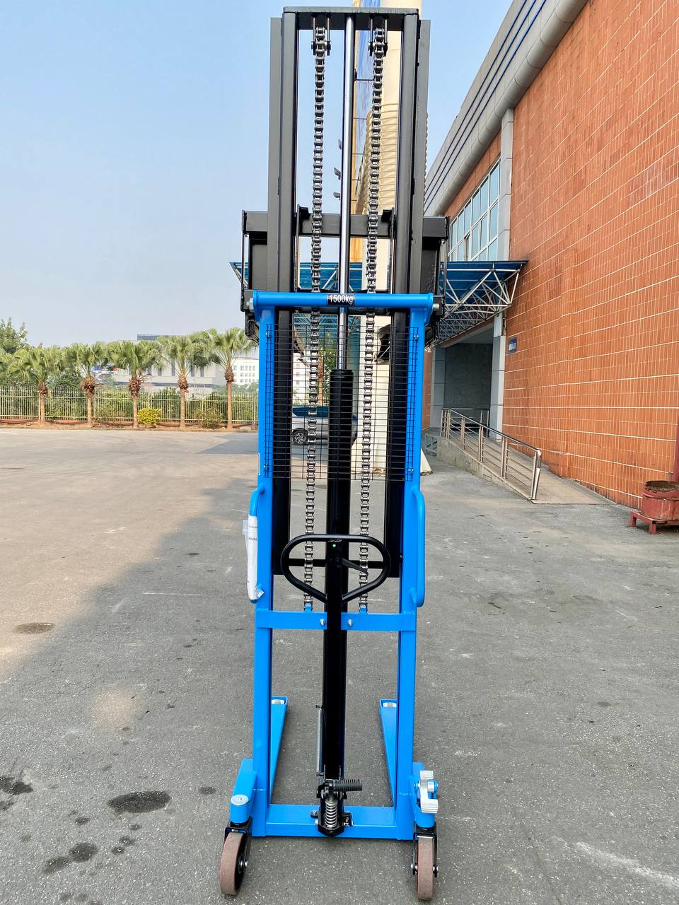 Mặt trước khung xích xe nâng tay cao Interlift 1,5 tấn