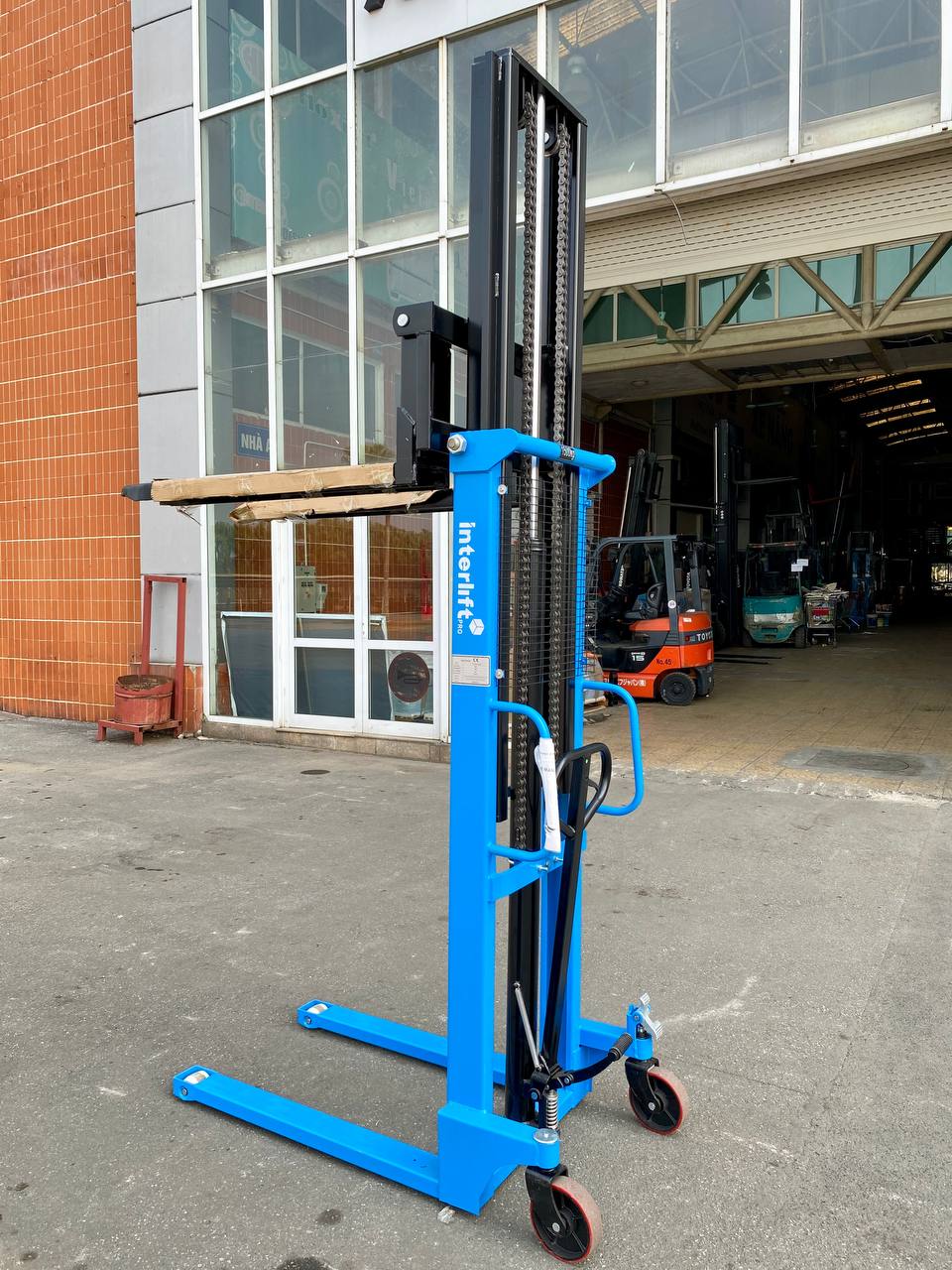 Góc nghiêng xe nâng tay cao Interlift CTY-EH1.5T