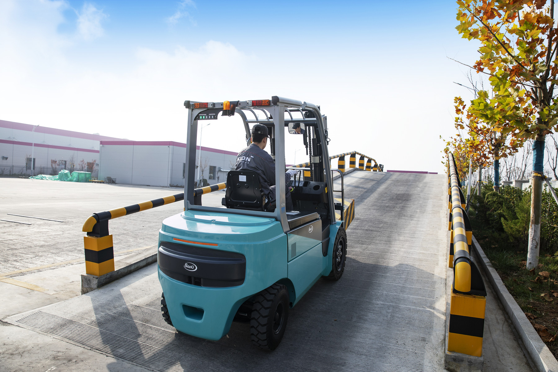 Xe nâng điện Baoli KBE35-Li-01 vận hành trên đường dốc