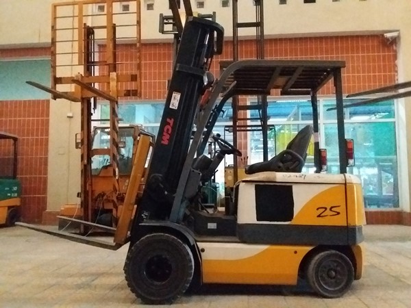 Xe nâng điện cũ TCM FB25-6 2.5 tấn khung V4000