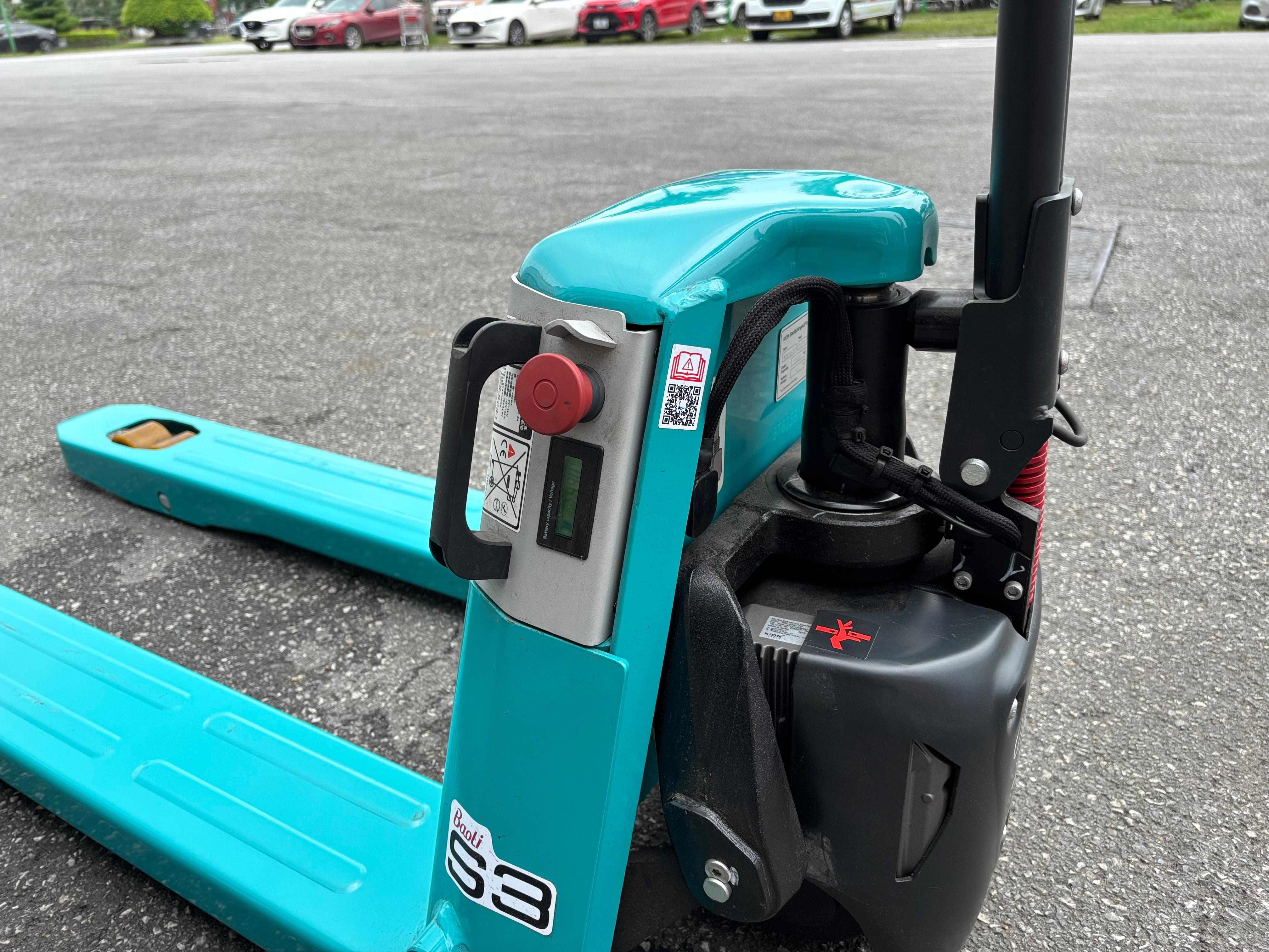 Xe nâng tay điện Baoli KBP15/20-S3 1,5–2,0 tấn – Tay lái, nút chống kẹp và kiểm soát an toàn