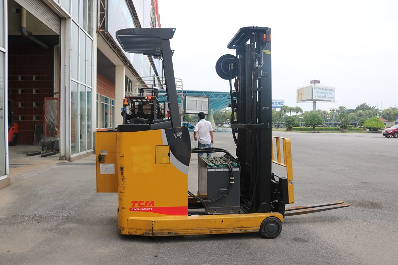 Xe nâng reach truck cũ TCM FRHB15-8W1 1,5 tấn khung FSV5500 sản xuất 2012