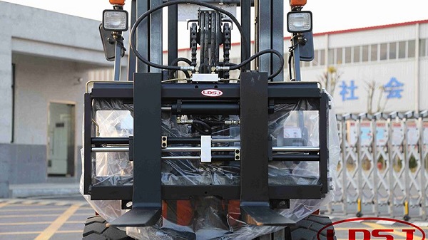 Xe nâng lắp bộ công tác kẹp và dịch càng cho kho giấy