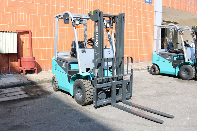 Bộ sạc và ổ cắm cho xe nâng điện thuê