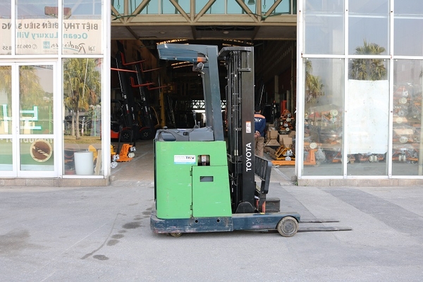 Kiểm tra xích nâng và càng trước ngày kiểm định