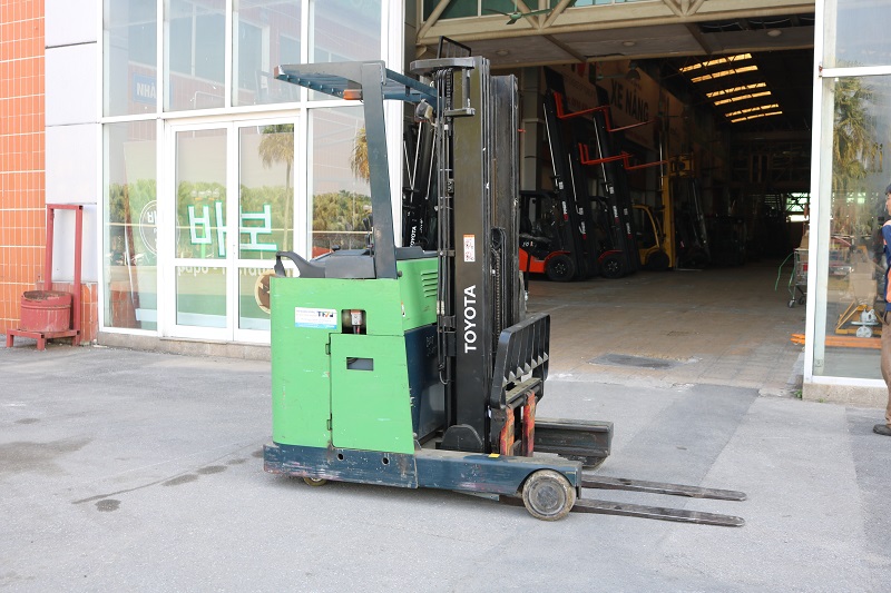 Xe nâng điện cũ reach truck Toyota 7FBR15