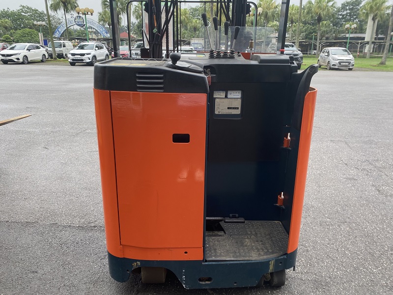 Vị trí đứng lái xe nâng điện cũ Reach Truck Toyota 7FBR15