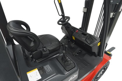 Khoang lái và tầm nhìn qua khung nâng xe Linde HT35DB-01
