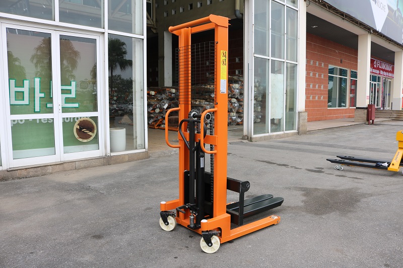 Xe nâng tay cao 1.4 tấn hiệu Interlift