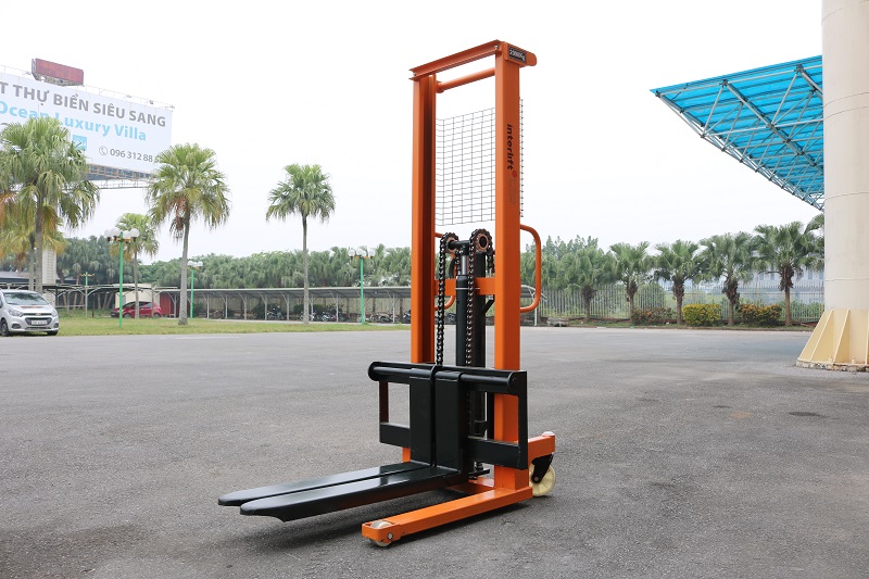 Xe nâng tay cao 1.4 tấn hiệu Interlift