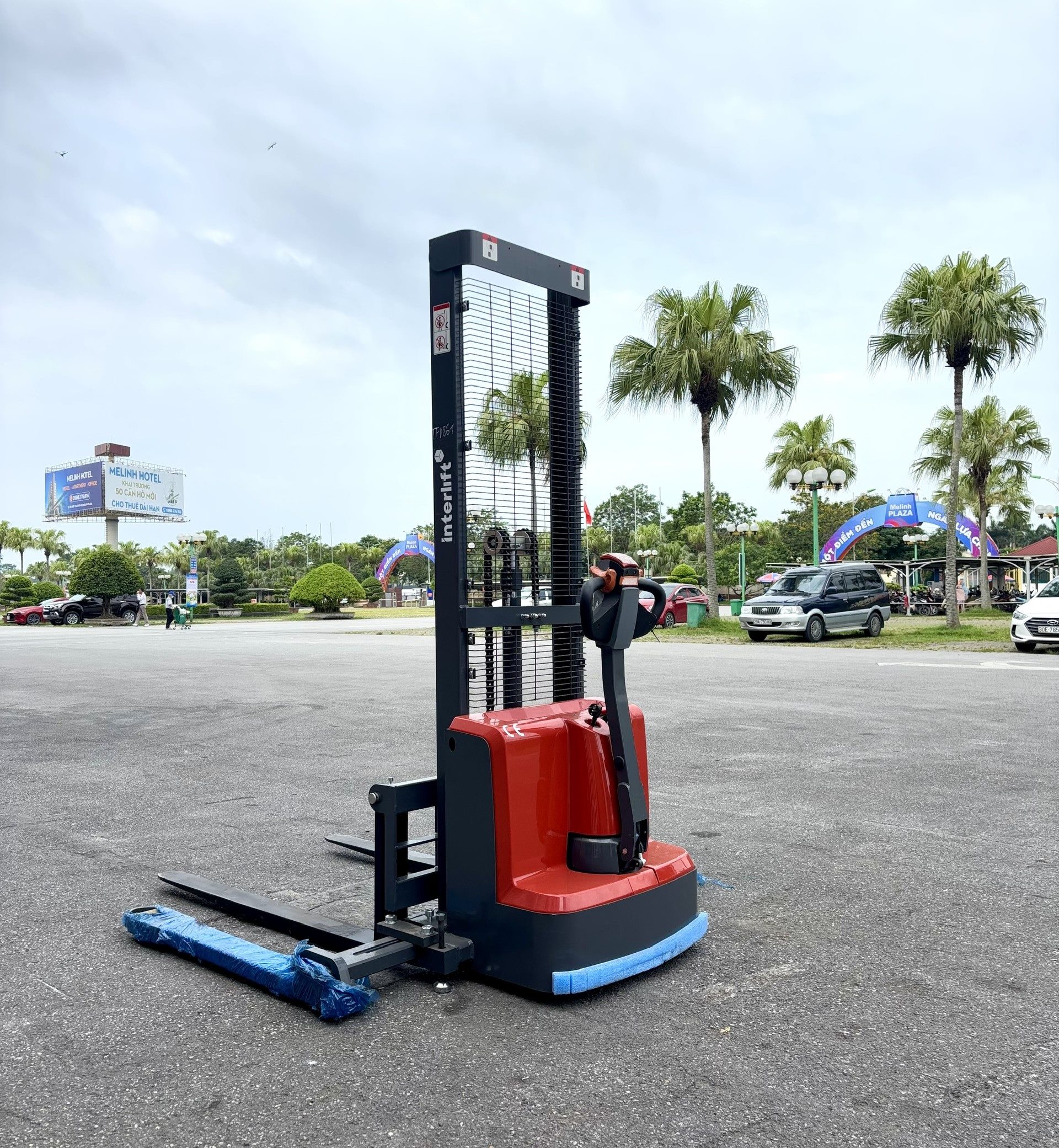 Xe nâng điện stacker 1.5 tấn Interlift CL1516GHY. Nâng cao 1.6m