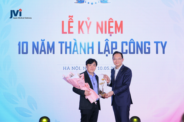 TS.BS TAKAAKI MATSUOKA - TỔNG VIỆN TRƯỞNG TRUNG TÂM TẾ BÀO GỐC HELENE GỬI LỜI CHÚC MỪNG TỚI JVI NHÂN DỊP KỶ NIỆM 10 NĂM THÀNH LẬP