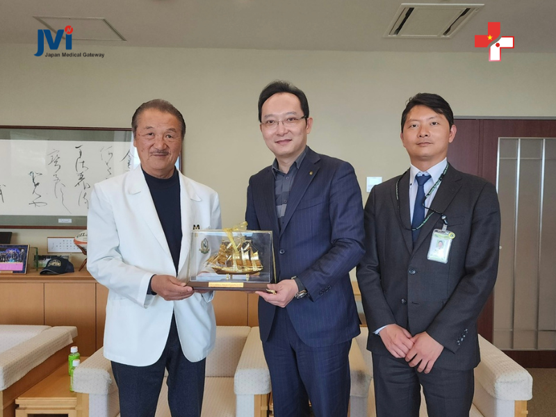 Chủ tịch Hiệp hội Giao lưu Y tế Việt Nam Nhật Bản - Tiến sĩ Đinh Ngọc Hải trao quà và chụp hình lưu niệm cùng Chủ tịch và Tổng Giám đốc Tập đoàn Y tế Kameda