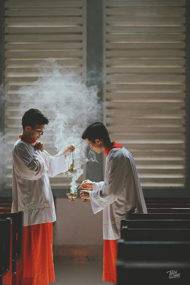 Áo giúp lễ trong thánh lễ Công Giáo