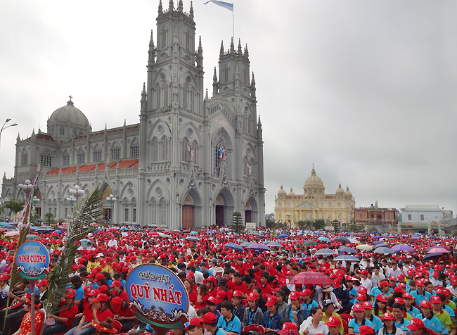May áo đồng phục công giáo tại Bùi Chu