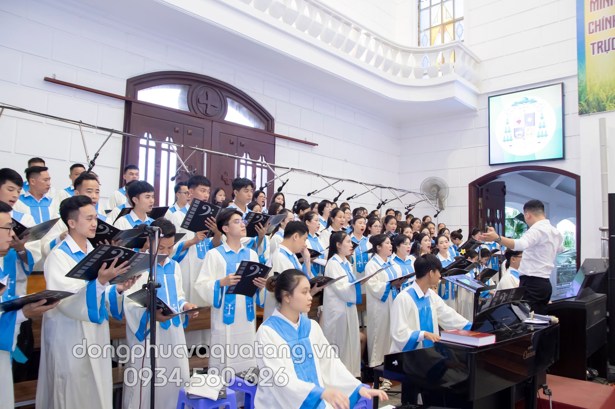 Đồng phục ca đoàn Công giáo tạo nên sự hiệp nhất và phục vụ