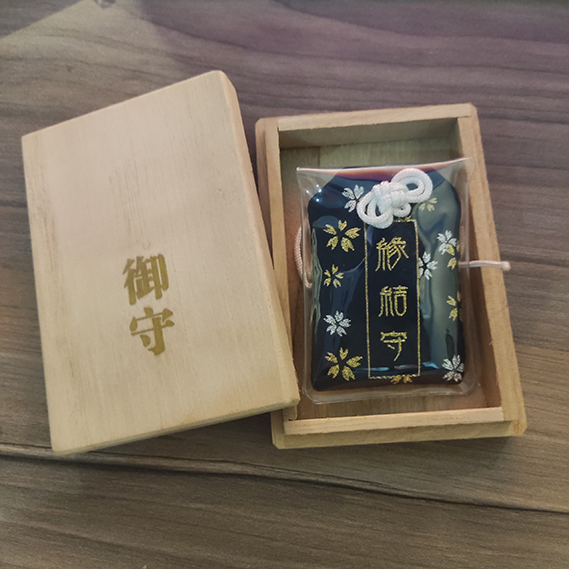 Túi omamori và hộp gỗ ý nghĩa Tình Yêu