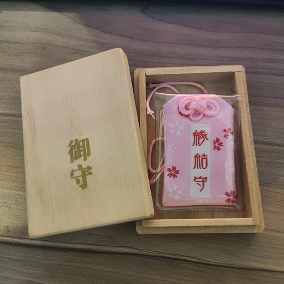 Túi omamori và hộp gỗ ý nghĩa Tình Yêu