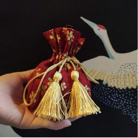 Túi quà xinh xắn có dây rút họa tiết sóng Sakura vải nhũ kim