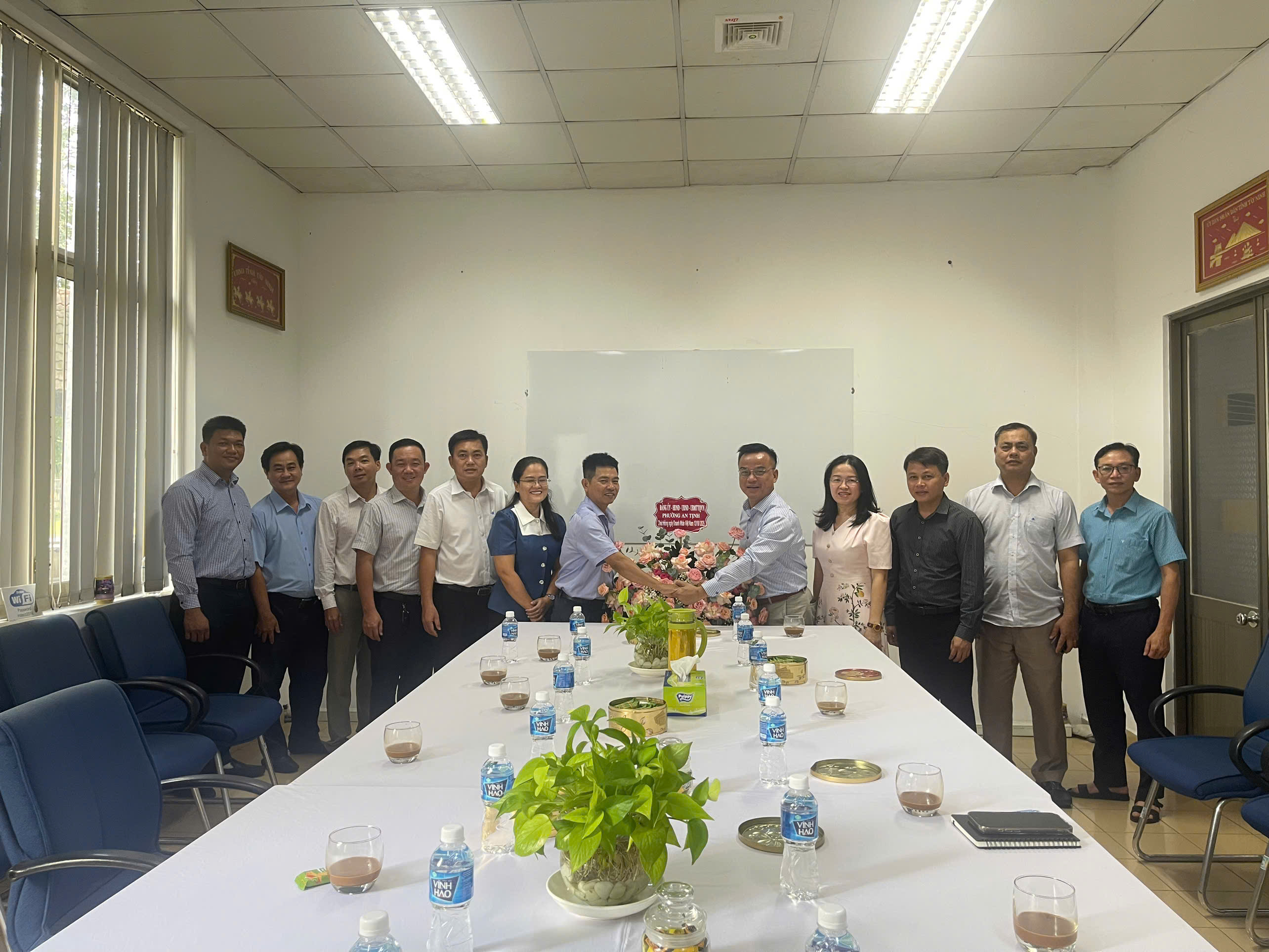 Lãnh đạo phường An Tịnh thăm và chúc mừng các doanh nghiệp KCN Trảng Bàng nhân kỷ niệm Ngày Doanh nhân Việt Nam