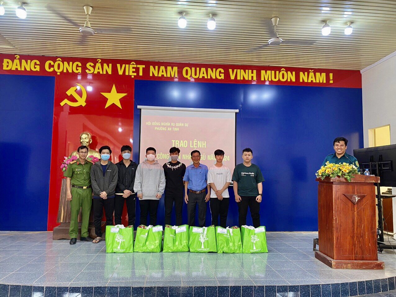 INDECO GẶP MẶT, TẶNG QUÀ, ĐỘNG VIÊN THANH NIÊN LÊN ĐƯỜNG NHẬP NGŨ