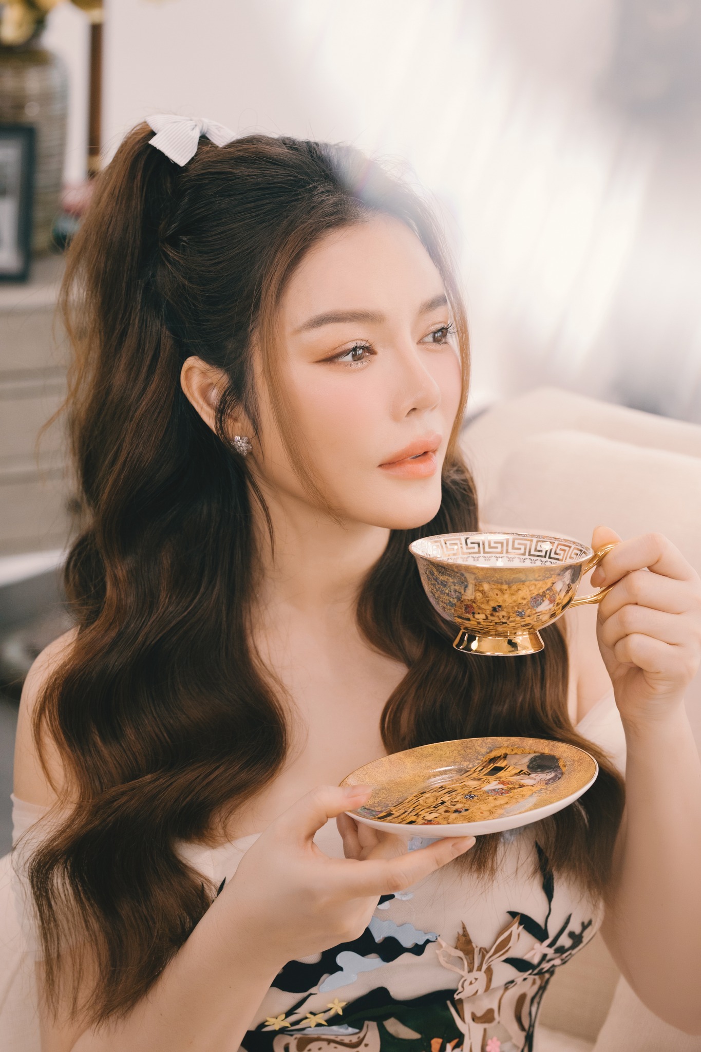 Ở BIỆT THỰ DÁT VÀNG, LÝ NHÃ KỲ ĐẦU TƯ CHO BỮA TRÀ CHIỀU ĐẲNG CẤP ĐẾN ĐÂU?