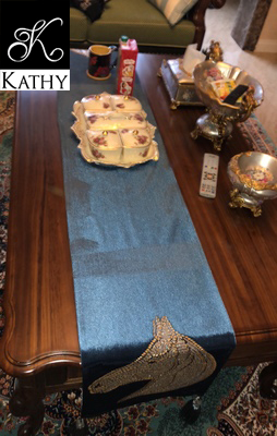 HORSE Table runner nhung thêu ngựa màu xanh 34x240cm 7020